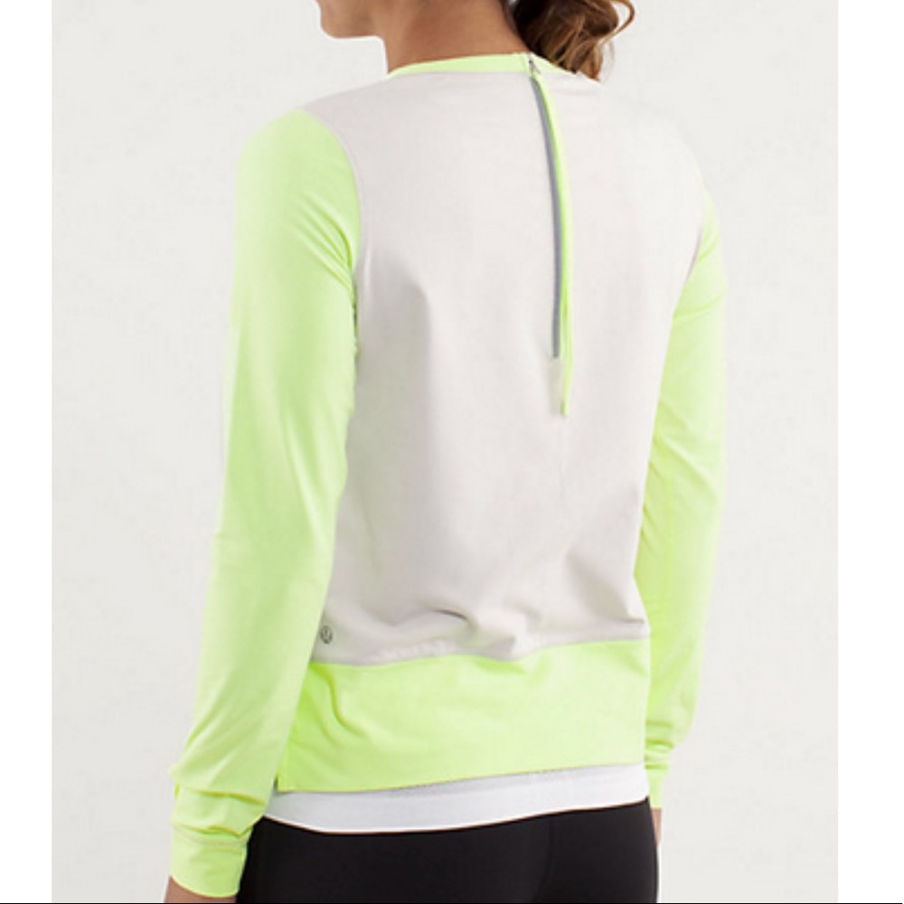 NWOT Lululemon Warm Up crew, size 6.